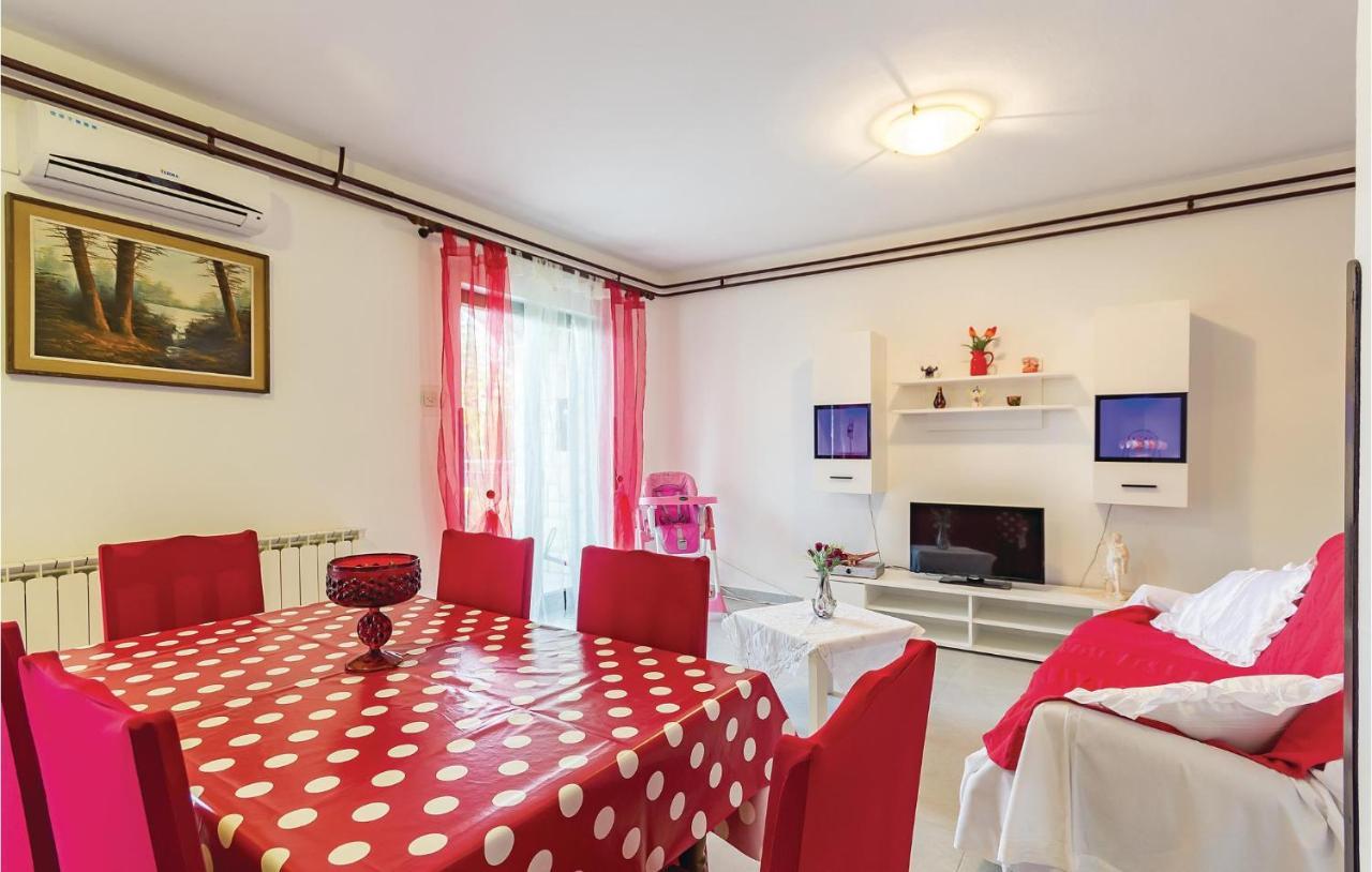 Three-Bedroom Apartment in Medulin Buitenkant foto