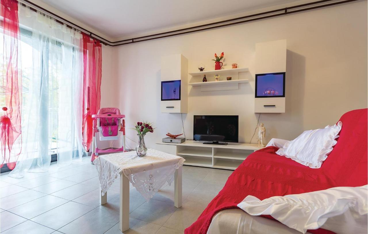 Three-Bedroom Apartment in Medulin Buitenkant foto